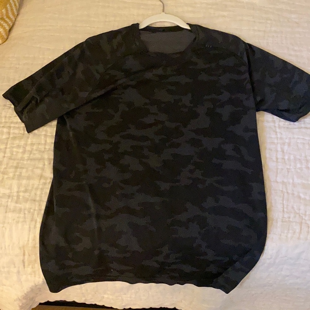 lululemon metal vent SS size L black camo